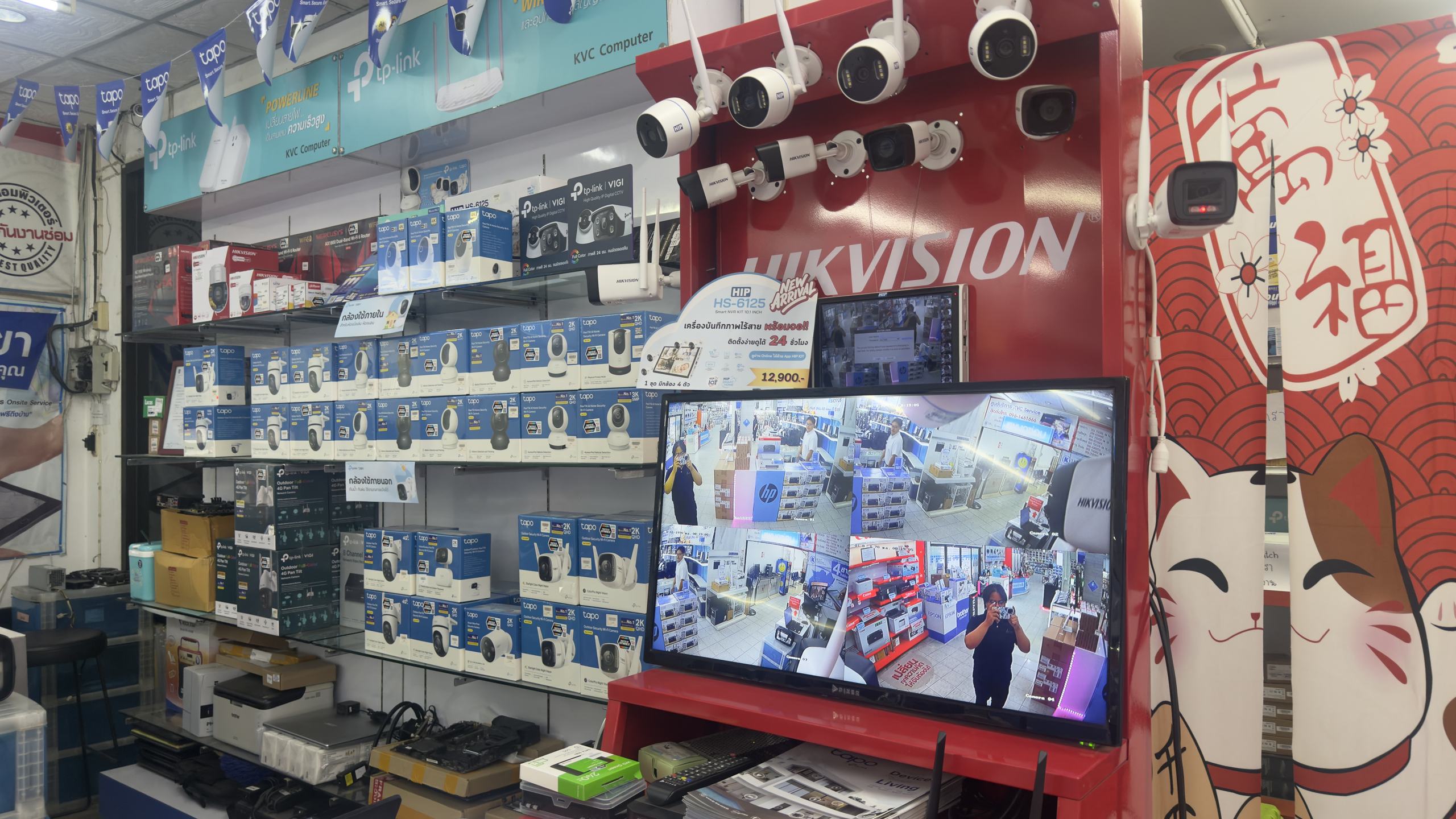 โซนกล้องวงจรปิดในร้าน KVC พร้อมจอแสดงภาพและกล้องตัวอย่าง